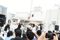 転校少女歌撃団「じゃじゃ馬と呼ばないで」のミュージックビデオ撮影イベントの様子。（撮影：古川朋久）