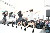 転校少女歌撃団「じゃじゃ馬と呼ばないで」のミュージックビデオ撮影イベントの様子。（撮影：古川朋久）