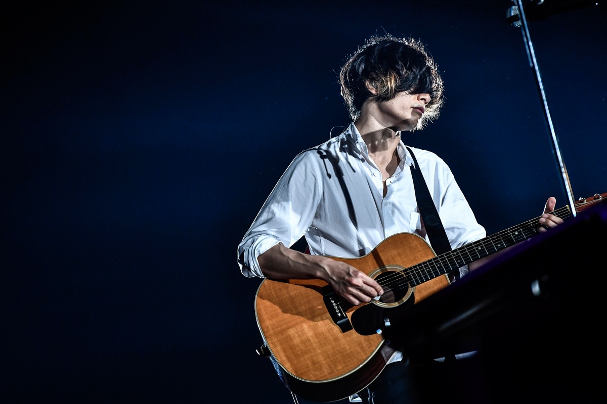 人気画像9位は「[Alexandros]3時間で怒涛の29曲！感謝の気持ちあふれたツアーファイナル」より、川上洋平（Vo, G）。（撮影：高田梓）