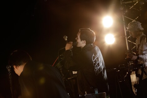 高城晶平（Vo, Flute, G）（撮影：三浦知也）