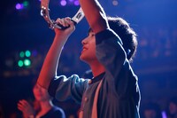 高田彪我のタンバリンを手に、彼にエールを送る田中雅功。（撮影：埼玉泰史 / ハヤシサトル）