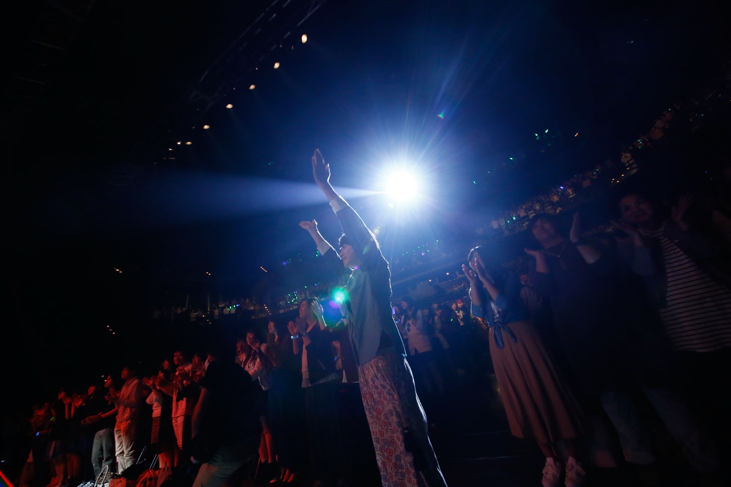 客席から田中雅功のソロ曲を盛り上げる高田彪我。（撮影：埼玉泰史 / ハヤシサトル）