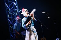 タマゴのオモチャをバズーカで客席に飛ばす田中雅功。（撮影：埼玉泰史 / ハヤシサトル）