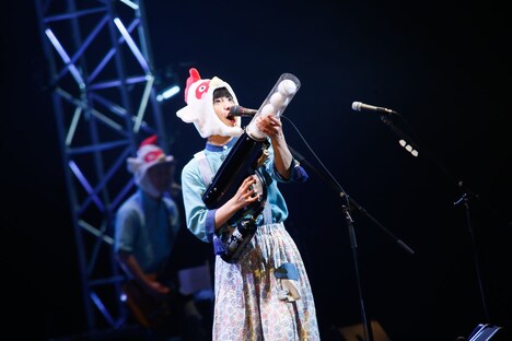 タマゴのオモチャをバズーカで客席に飛ばす田中雅功。（撮影：埼玉泰史 / ハヤシサトル）