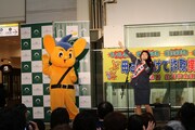 左からピーポくん、トミタ栞一日警察署長。（写真提供：EPICレコードジャパン）