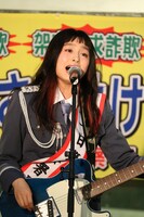 トミタ栞一日警察署長（写真提供：EPICレコードジャパン）