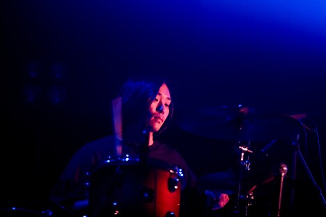 西村“コン”（Dr）（Photo by Viola Kam [V'z Twinkle]）