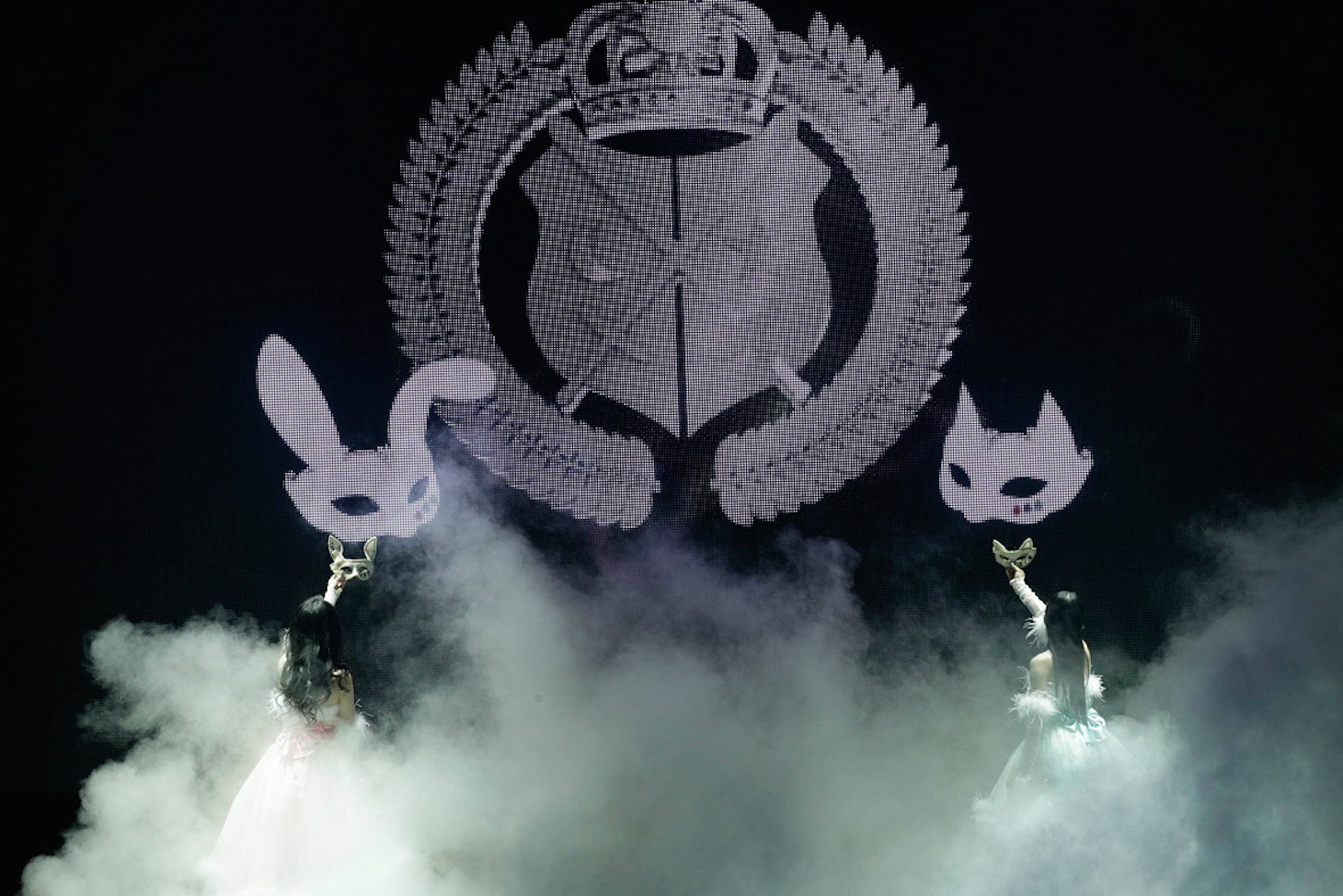 「ClariS 1st 武道館コンサート ～2つの仮面と失われた太陽～」の様子。