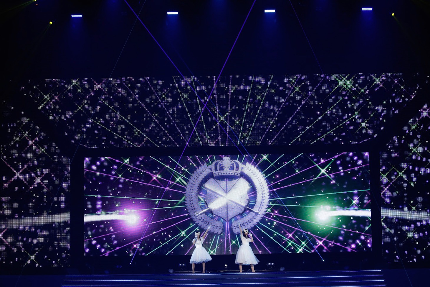 「ClariS 1st 武道館コンサート ～2つの仮面と失われた太陽～」の様子。