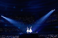 「ClariS 1st 武道館コンサート ～2つの仮面と失われた太陽～」の様子。