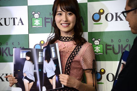 右のページを見てから左のページを見てほしいとお願いする衛藤美彩（乃木坂46）。