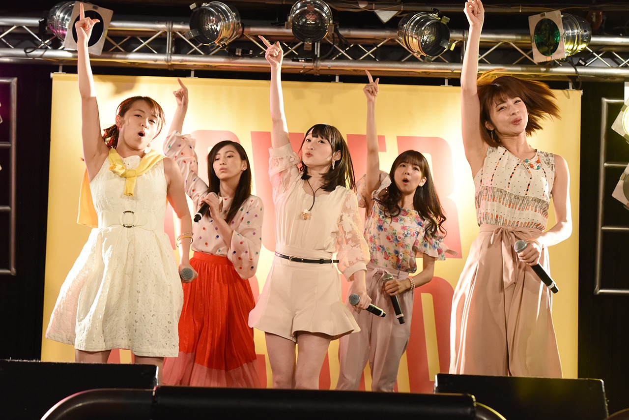 「地団駄ダンス」をパフォーマンスするJuice=Juice。
