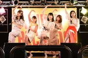 「地団駄ダンス」をパフォーマンスするJuice=Juice。