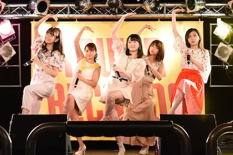「地団駄ダンス」をパフォーマンスするJuice=Juice。
