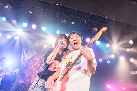 左から大森靖子、の子。（Photo by Masayo）