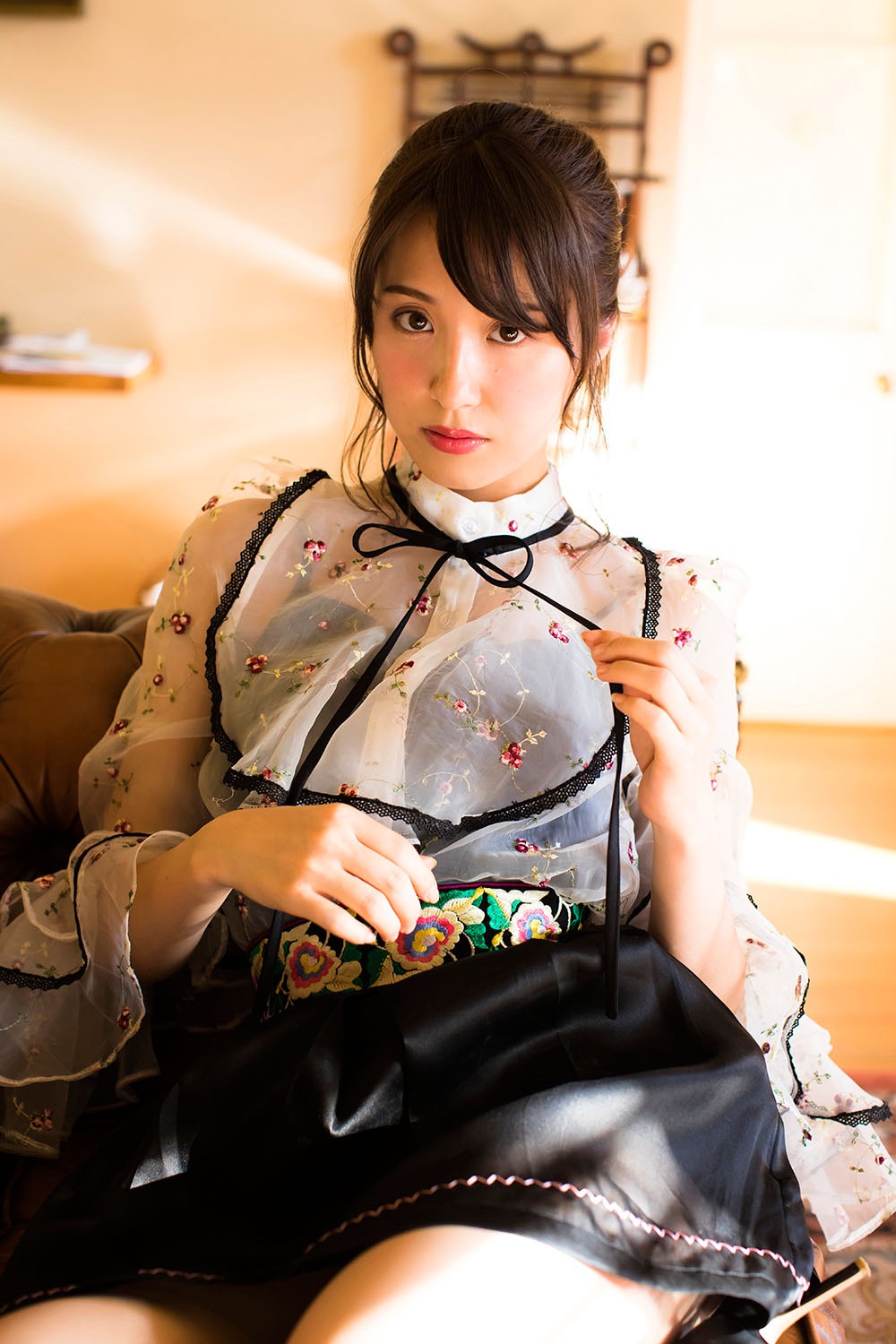 「衛藤美彩写真集 話を聞こうか。」より。（撮影：LUCKMAN / 「衛藤美彩写真集 話を聞こうか。」講談社）