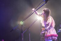 「キチ編」での大森靖子のライブの様子。（Photo by Masayo）