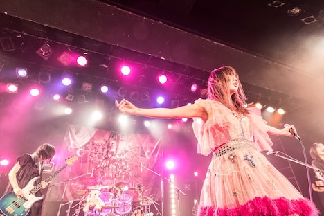 「キチ編」での大森靖子のライブの様子。（Photo by Masayo）