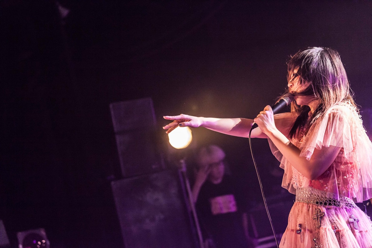 「キチ編」での大森靖子のライブの様子。（Photo by Masayo）