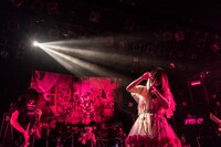 「キチ編」での大森靖子のライブの様子。（Photo by Masayo）