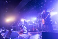 「キチ編」での大森靖子のライブの様子。（Photo by Masayo）