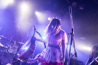 「キチ編」での大森靖子のライブの様子。（Photo by Masayo）