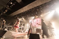 「キチ編」での大森靖子のライブの様子。（Photo by Masayo）