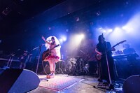 「キチ編」での大森靖子のライブの様子。（Photo by Masayo）