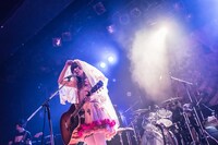 「キチ編」での大森靖子のライブの様子。（Photo by Masayo）