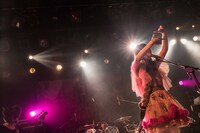 「キチ編」での大森靖子のライブの様子。（Photo by Masayo）