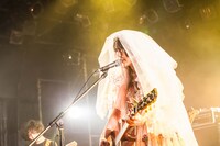 「キチ編」での大森靖子のライブの様子。（Photo by Masayo）
