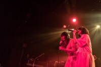 左から大森靖子、あの。（Photo by Masayo）