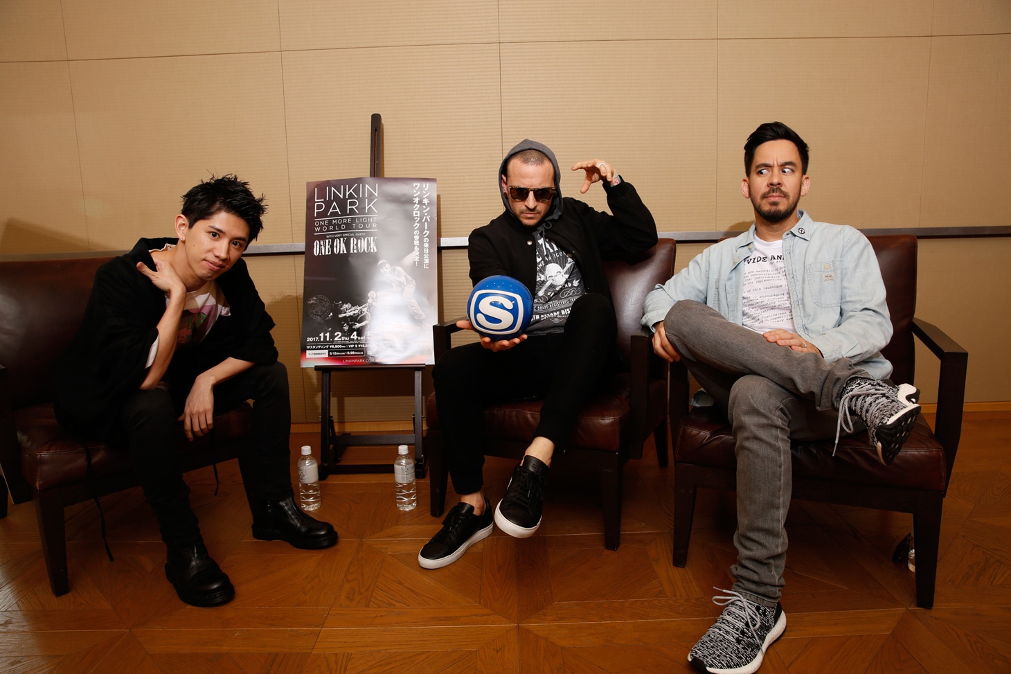 左からTaka（ONE OK ROCK）、チェスター・ベニントン（Linkin Park）、マイク・シノダ（Linkin Park）。