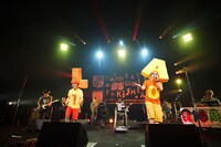 「Laughin'10周年突入記念イベント La族がまたやって来た、ジュー！ジュー！ジュー！」東京公演の様子。