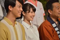 左から竹内涼真、有村架純、三宅裕司。