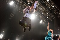 豪快にジャンプする清竜人。