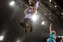 豪快にジャンプする清竜人。