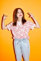 「WEARTHEMUSIC」アロハシリーズを着用した石渡マキコ。