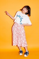 「WEARTHEMUSIC」アロハシリーズを着用した大貫みく（Dr）。