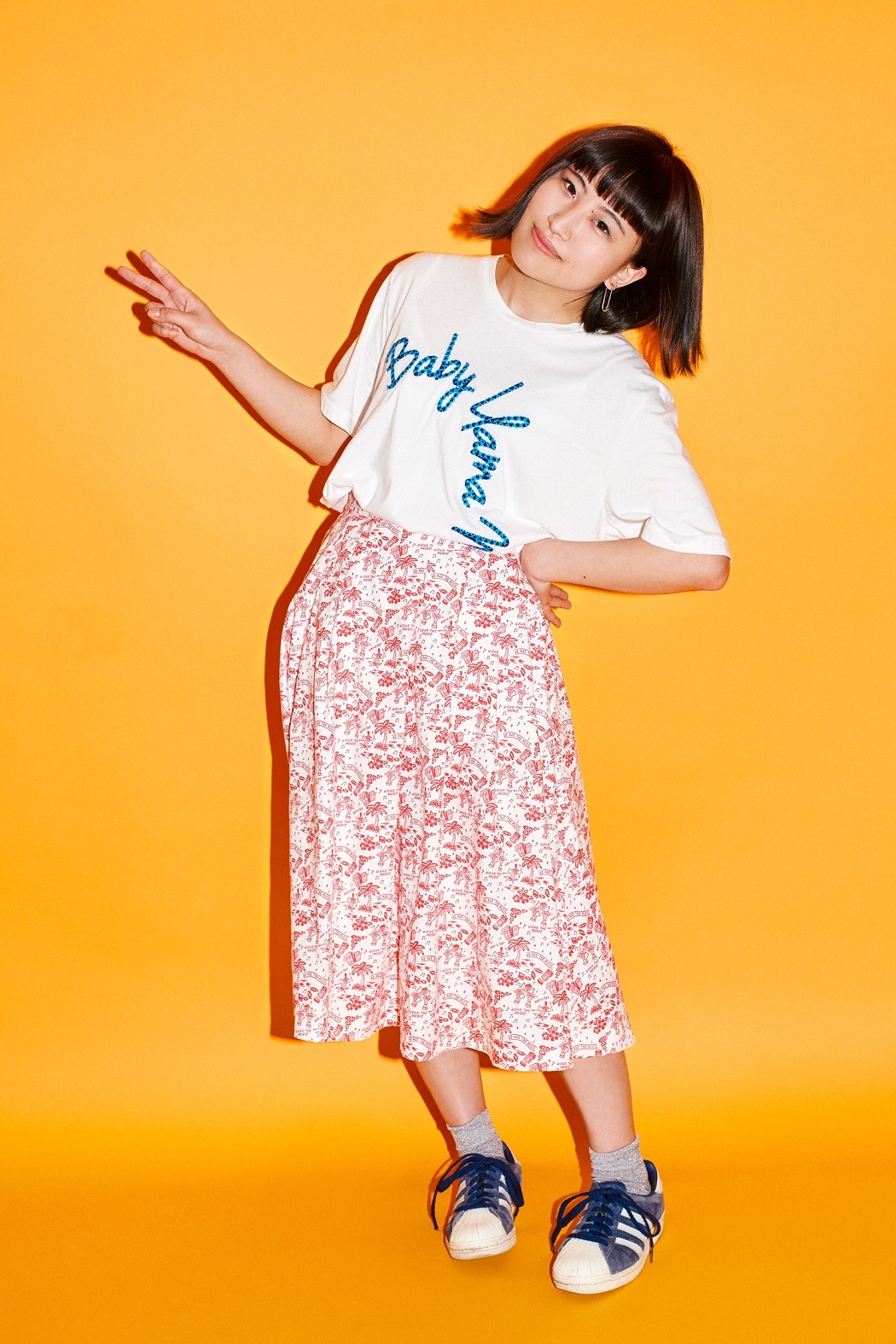 「WEARTHEMUSIC」アロハシリーズを着用した大貫みく（Dr）。