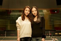 左からMay J.、宮本笑里。