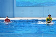 シロイルカに乗るおひさまかなこちゃん（百田夏菜子）、たんぽぽしおりん（玉井詩織）。