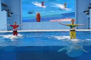 シロイルカに乗ったおひさまかなこちゃん(百田夏菜子)、たんぽぽしおりん(玉井詩織)。