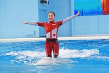 シロイルカに乗ったおひさまかなこちゃん（百田夏菜子）。