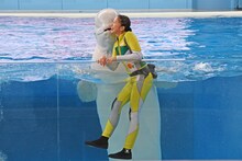 シロイルカにキスされるたんぽぽしおりん（玉井詩織）。