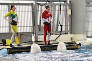 おひさまかなこちゃん(百田夏菜子)、たんぽぽしおりん(玉井詩織)とシロイルカ。
