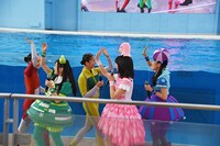 ハイタッチをするももくろちゃんZ。