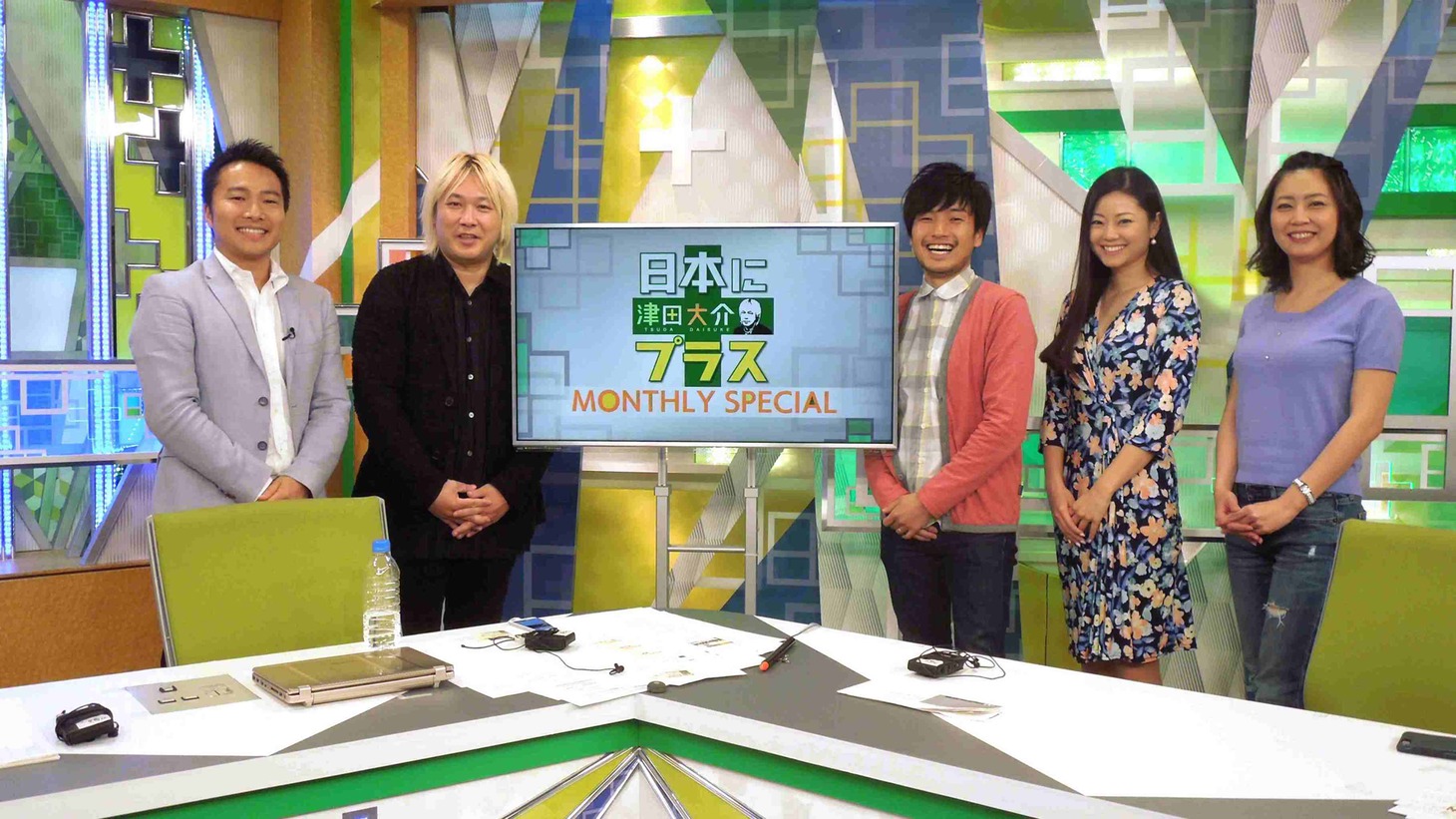 左から前田一成アグリホールディングス社長、津田大介キャスター、山野智久アソビュー社長、角田千佳エニタイムズ社長、矢島悠子アナウンサー。