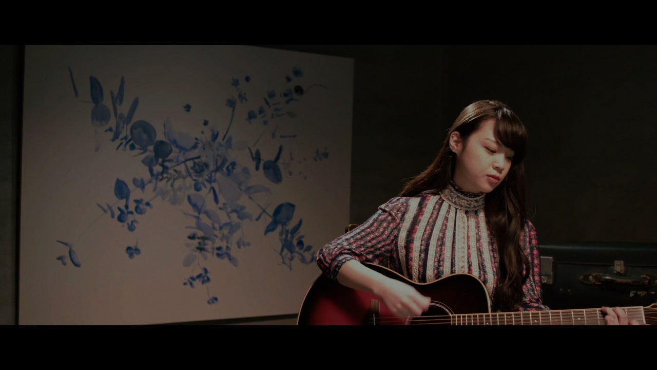 「キキ」のミュージックビデオのワンシーン。