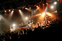 長澤知之「-10th Anniversary Anthology- Nagasawa Tomoyuki Band Tour 'Kumo No Ito' 2017」最終公演の様子。（撮影：岩佐篤樹）